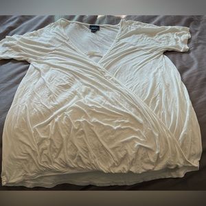 Women’s daytrip top in ivory. Crisscross style.